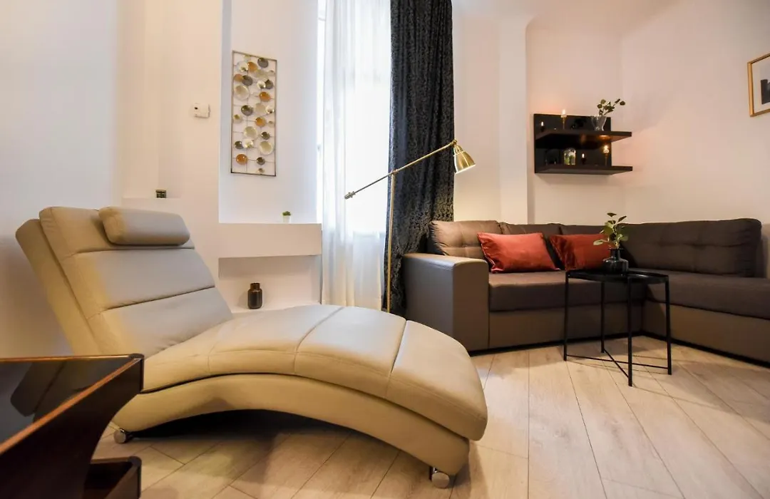 Discover Comfort: Charming & Spacious Apartment In The Old Town-1